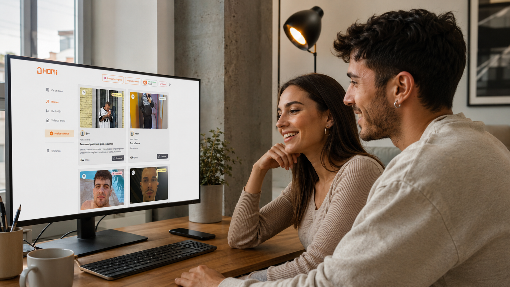 Dos personas revisando perfiles de compatibilidad en una plataforma de búsqueda de piso compartido