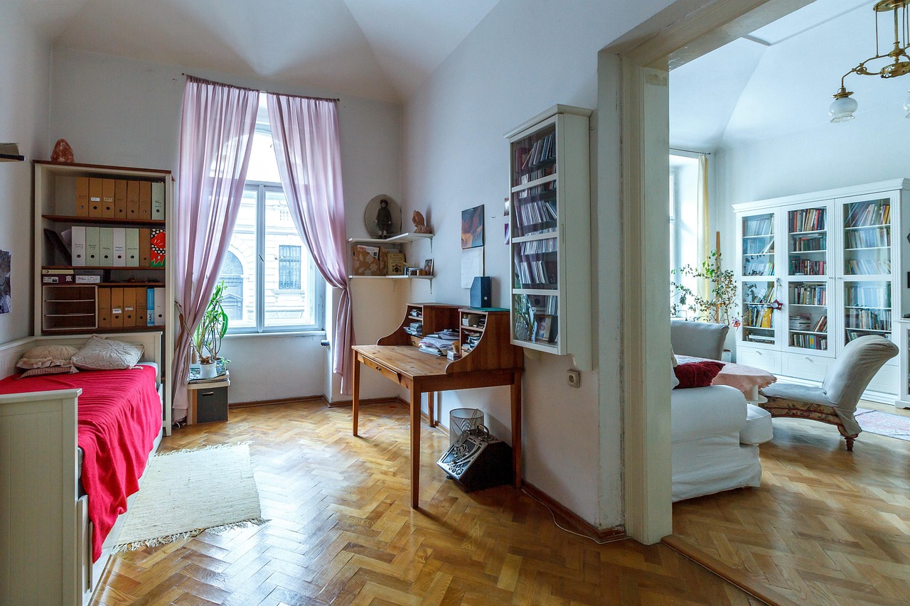 habitación luminosa de piso compartido con cama, escritorio y ventana al exterior
