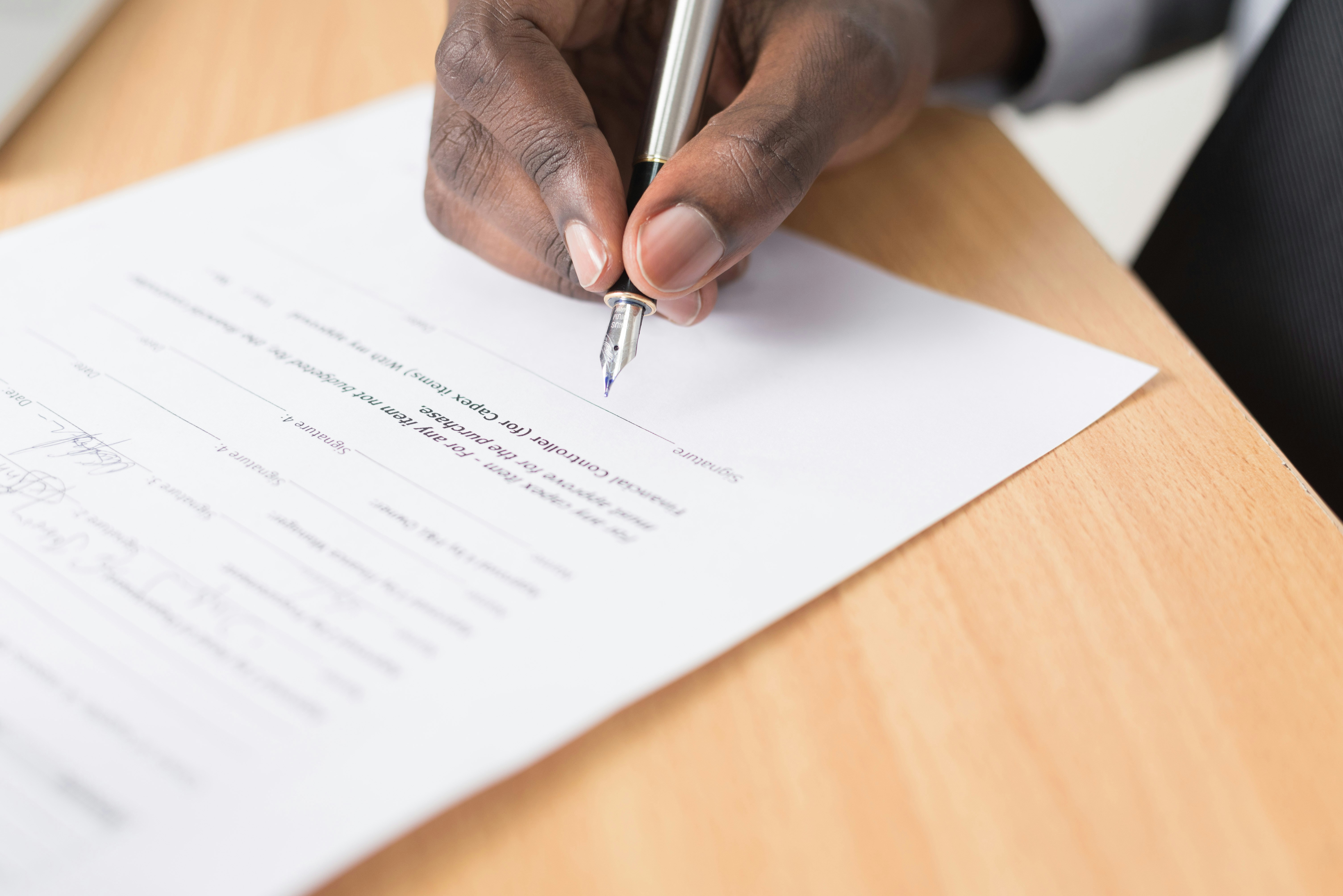 Persona leyendo un contrato de alquiler de habitación antes de firmar